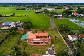 Chán nhà tầng, vợ chồng Việt xây nhà 2.000m2 như nhà “địa chủ”