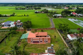 Chán nhà tầng, vợ chồng Việt xây nhà 2.000m2 như nhà “địa chủ”