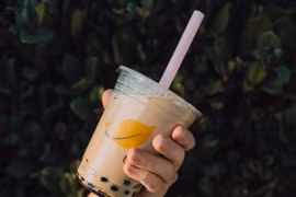 Chủ quán cho cấm cấm này vào trà sữa khiến khách đau bụng