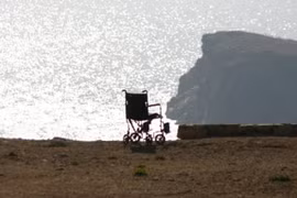 Mệt mỏi vì chăm vợ 40 năm, chồng làm điều kinh hãi