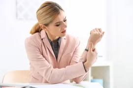 Dùng điện thoại thấy tê tay, coi chừng teo cơ mất cảm giác