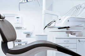 Bác sĩ sốc vì cả hàm răng bé trai thối hỏng