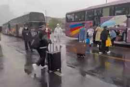 Trèo tường đi hẹn hò, cô gái khiến 5.000 người bị cách ly