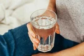 Người phụ nữ bị ngộ độc suýt chết vì uống 5 lít nước mỗi ngày