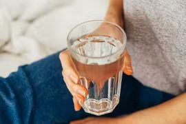 Người phụ nữ bị ngộ độc suýt chết vì uống 5 lít nước mỗi ngày