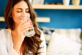 Bác sĩ nói gì về việc uống nước lúc bụng đói buổi sáng? 