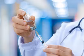 Nữ bác sĩ tố chồng cũ đầu độc khiến mắt mờ, co giật 