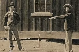 Mua ảnh cũ giá 2 đô, người đàn ông đổi đời tức thì