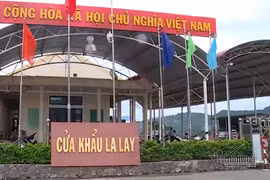 Muốn qua cửa khẩu La Lay khó thoát 'luật ngầm' tức anh ách này?