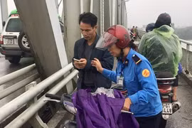 Thiếu tá quân đội lao theo cứu cô gái nhảy cầu Bến Thủy