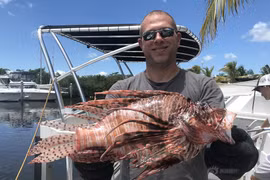 Bắt được cá sư tử khổng lồ, to nhất Đại Tây Dương 