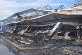 10.000m2 nhà xưởng Cty May Nhà Bè tan hoang sau vụ cháy