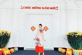 Vợ chồng Lan Khuê diện cực đẹp đôi đón mùa xuân mới trong biệt thự khủng