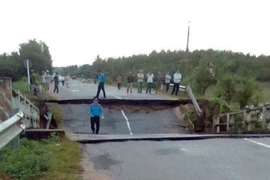 Mưa lớn, cầu ở Bình Thuận gãy đôi, nhiều xã bị chia cắt