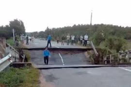 Mưa lớn, cầu ở Bình Thuận gãy đôi, nhiều xã bị chia cắt