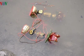 Cúng xong Táo quân, người dân mang bàn thờ, đồ lễ ném xuống sông, hồ 