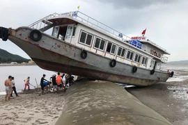 Tàu khách vắt vẻo, mắc kẹt trên đê lấn biển khi tránh bão số 3
