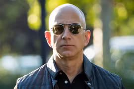 Tỷ phú giàu nhất thế giới tiêu tiền như thế nào?