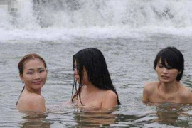 Đất nước kỳ lạ, nơi phụ nữ thoải mái tắm tiên và sự thực “dị”...