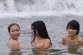 Đất nước kỳ lạ, nơi phụ nữ thoải mái tắm tiên và sự thực “dị”...