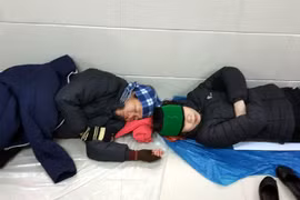 Khổ sở người nhà bệnh nhân qua đêm trong cái rét “cắt da, cắt thịt”