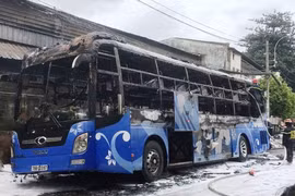 Hiện trường cháy xe khách trơ khung, nhiều người “đứng tim”