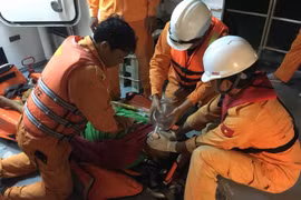 Cứu hộ thành công 3 ngư dân bị nạn trong đêm trên biển