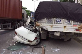 TNGT kinh hoàng ô tô biển xanh bị container, xe tải “kẹp chả”