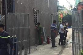 Gào thét đòi gặp vợ, tưới xăng ngập nhà, ôm bình gas cố thủ