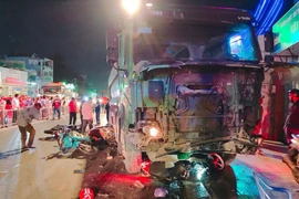 Hãi hùng hiện trường xe ben cuốn hàng loạt xe máy vào gầm