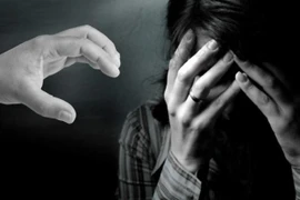 Chồng khép hờ cửa phòng, kẻ lạ vào nhà hiếp dâm vợ