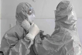 Những hình ảnh xúc động về y bác sĩ, bộ đội căng mình chống dịch Covid-19