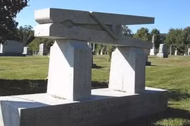 Tò mò loạt bia mộ “độc nhất vô nhị” khiến hậu thế ngỡ ngàng 