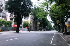 Heo hút người tại các điểm kinh doanh đông đúc của Hà Nội sau lệnh đóng cửa Covid-19