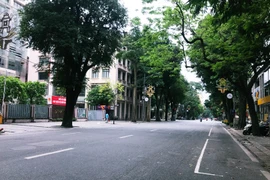 Heo hút người tại các điểm kinh doanh đông đúc của Hà Nội sau lệnh đóng cửa Covid-19