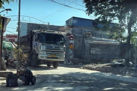 Tỉnh lộ 356 Hải Phòng oằn mình “cõng” binh đoàn xe tải