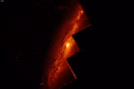 Khoảnh khắc lỗ đen thổi ra các cơn gió cực mạnh