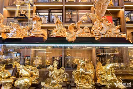 Năm Tỵ, nhiều linh vật rắn mạ vàng độc đáo giá đắt đỏ