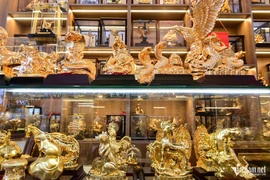 Năm Tỵ, nhiều linh vật rắn mạ vàng độc đáo giá đắt đỏ