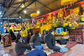 Đầu năm mới, Đền Chợ Củi đón hàng nghìn du khách dâng hương