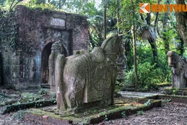 Khám phá lăng mộ đá cổ đồ sộ nhất xứ Thanh