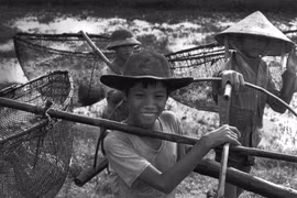 Hình ảnh không thể quên về trẻ em Việt năm 1993 (2)