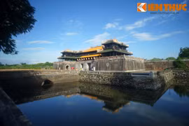 Kinh thành Huế được xây dựng theo yếu tố phong thủy như nào?