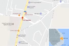 Cô gái văng lên vỉa hè sau vụ va chạm với xe bán tải