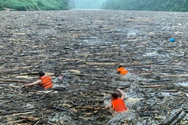 Xúc động hình ảnh cứu nạn lũ lụt của các chiến sĩ công an