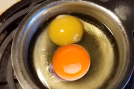 Trứng gà lòng đỏ cam hay vàng bổ dưỡng hơn?