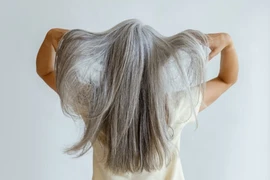 Làm gì để ngăn tóc bạc sớm khi còn trẻ?