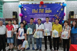 Bữa liên hoan sum họp nơi dãy trọ nghèo