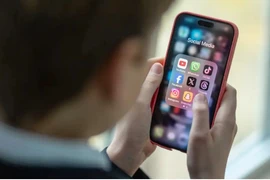 Vì sao không nên cho trẻ dùng điện thoại thông minh trước 13 tuổi?