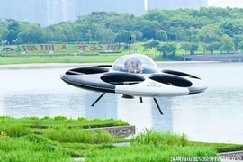 Xem đĩa bay có người lái đầu tiên cất cánh